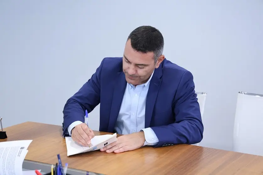 Oswaldo Betancort firmando la adquisición de la parcela.