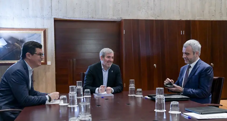 Fernando Clavijo con Pablo Rodríguez y el director de AENA.