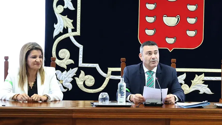 Oswaldo Betancort junto a la vicepresidenta, María Jesús Tovar