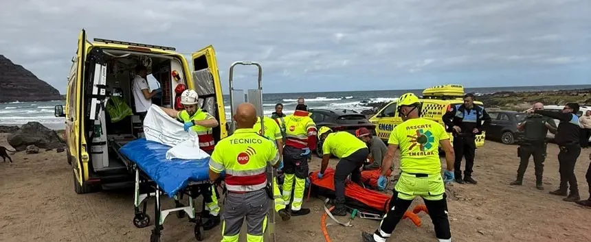 Traslado del parapentista en ambulancia.