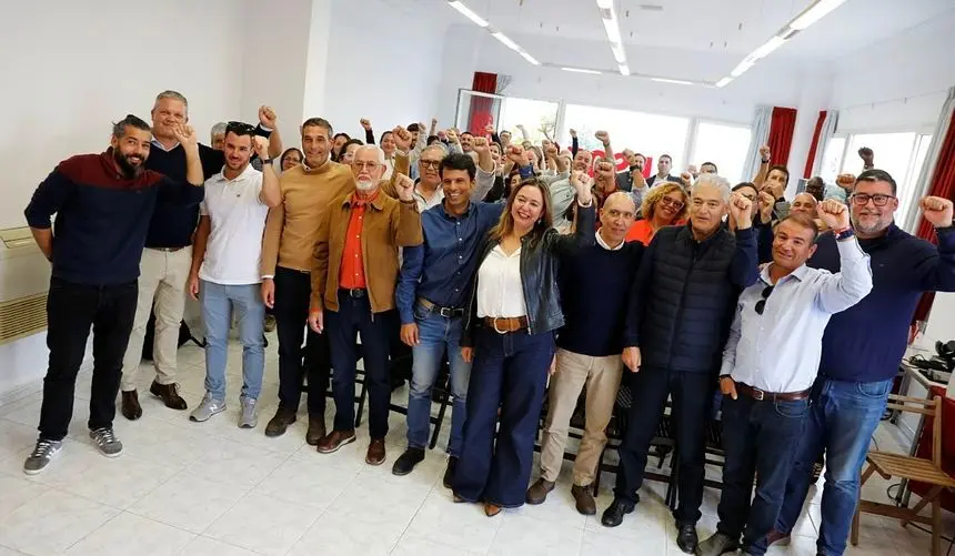 Imagen de los principales representantes del PSOE este martes con el puño en alto