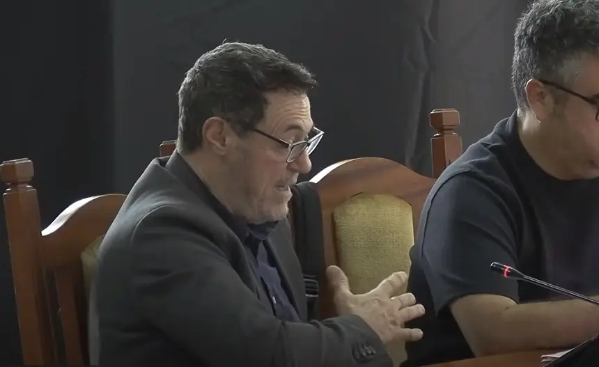 Óscar Pérez durante la defensa de una de sus mociones en un pleno del Cabildo. 