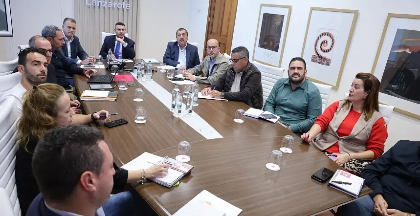 Reunión del Cabildo de Lanzarote con los diferentes ayuntamientos para tratar la situación del taxi.