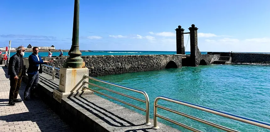 El alcalde de Arrecife Yonathan de León y el artista Ildefonso Aguilar en la zona donde existió una playa, y se desea abrir con una escalinata 