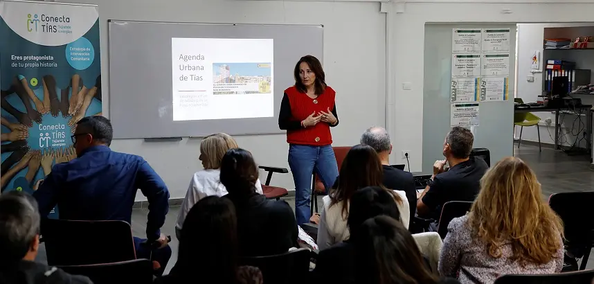 Carmen Gloria Rodríguez junto a los colectivos informando de la Agenda Urbana.