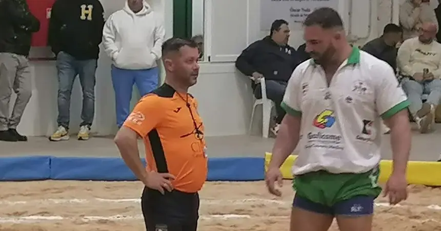 El puntal del San Bartolomé charlando con el árbitro en el anterior enfrentamiento.