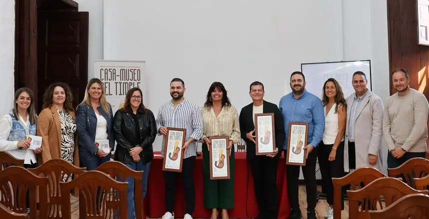 Imagen de los integrantes del Gobierno municipal con Benito Cabrera y Jesús Machín durante la presentación