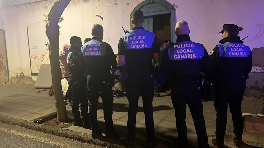 Imagen de los agentes en el momento de la actuación