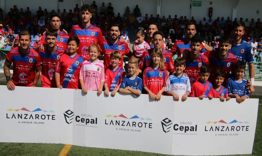 Los jugadores posando antes del inicio del encuentro