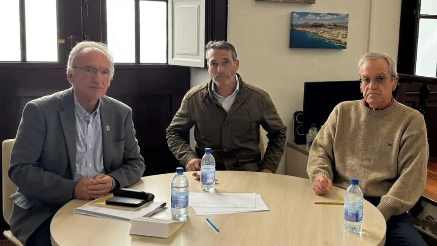 Manuel Fajardo, Alfredo Villalba y Pepe Torres durante el encuentro.