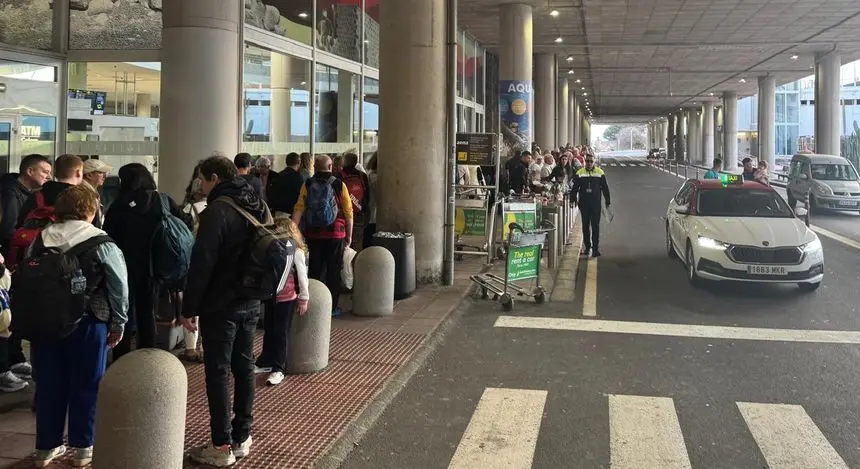 Un único taxi recoge a los pasajeros mientras cientos de personas hacen cola en una fila interminable.