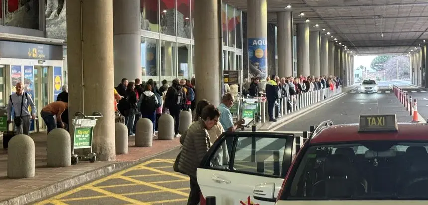 Imagen del aspecto que presentaba el aeropuerto este domingo por la tarde.