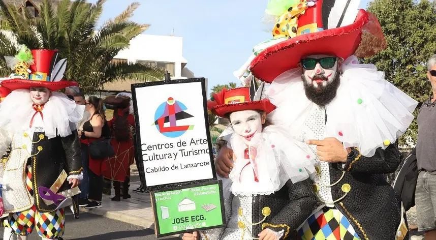 Murga los intoxicados llevan un cartel de los CACT durante un evento del carnaval.