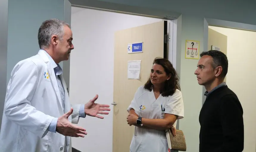 Pablo Eguía hablando con el viceconsejero de Sanidad.