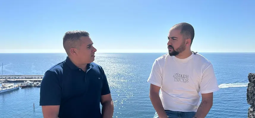 Yoné y Yonay conversan en el mirador de Puerto del Carmen