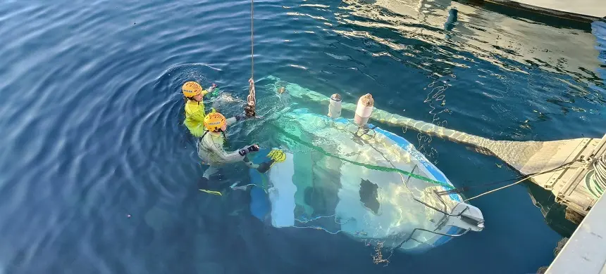Operarios de EMERLAN durante la maniobra de recuperación del barco.