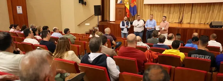 Reunión de Oswaldo Betancort y su equipo de gobierno con los vecinos del Golfo.
