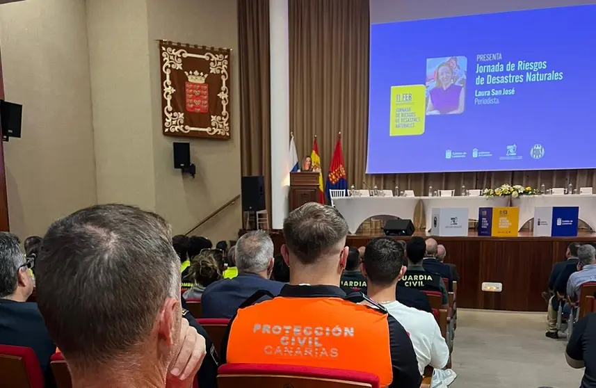 La periodista Laura San José presentando las jornadas de Riesgos de Desastres Naturales.