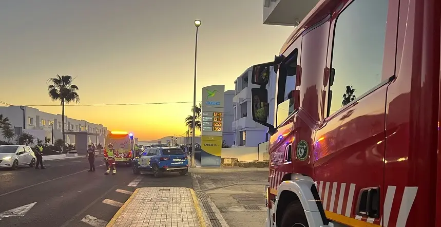 Bomberos y Policía Local en Puerto del Carmen durante la actuación.