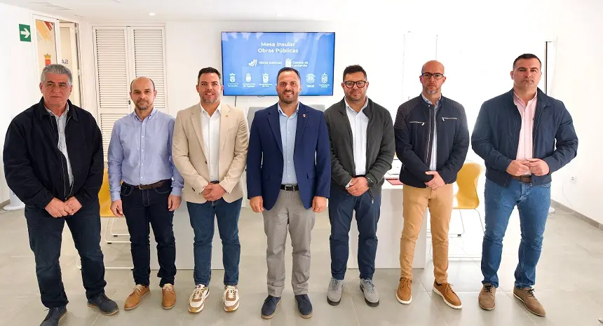 Imagen de los asistentes al encuentro, con el consejero de Obras Públicas y un solo alcalde, el de Arrecife. El resto, concejales del área.