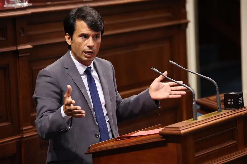 Marcos Bergaz en el Parlamento de Canarias.