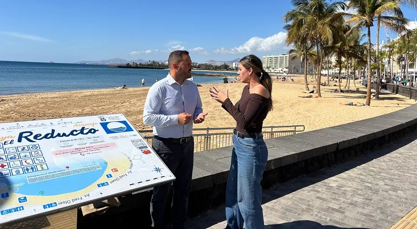 El alcalde Yonathan de León, y la concejala de Playas, Davinia Déniz en la playa de El Reducto. La pasarela se ubicaría en la zona central de esta playa de Arrecife