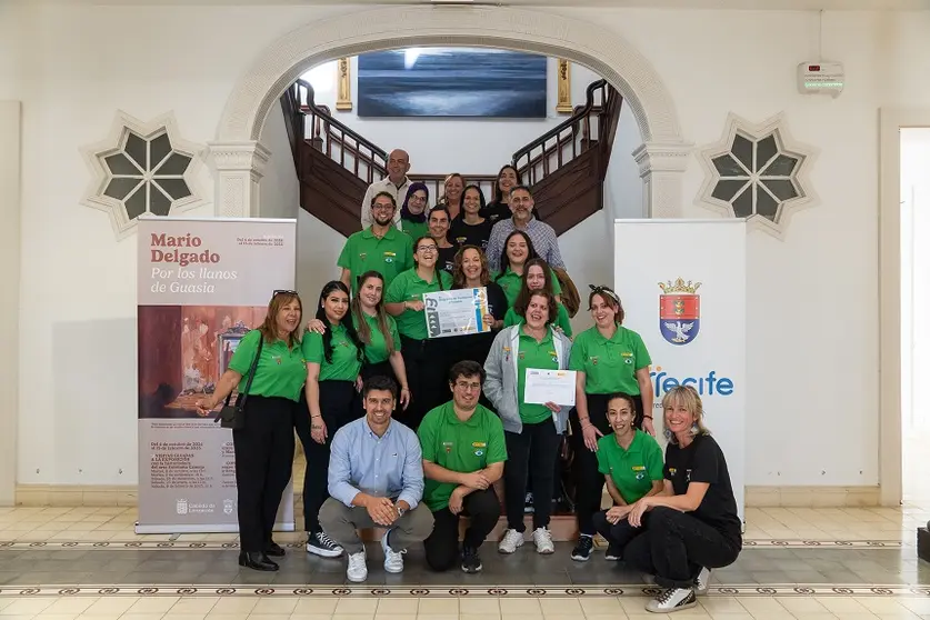 Maciot Cabrera junto a los componentes del proyecto Dinamizando Arrecife.