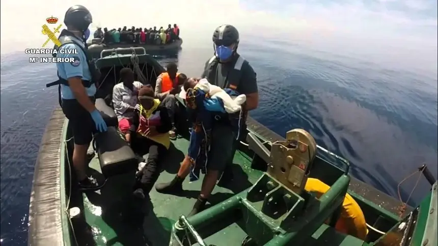 Imagen de una intervención de la Guardia Civil en una patera.