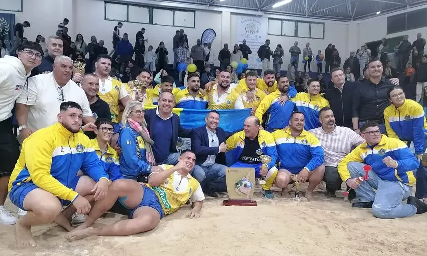 El equipo sureño celebrando su triunfo con distintas autoridades como el presidente del Cabildo o el alcalde de Yaiza