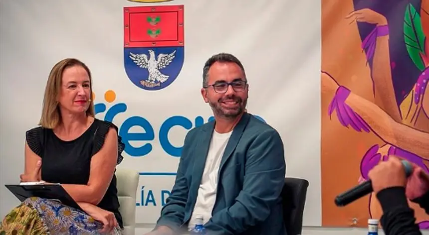 El concejal de Festejos, Echedey Eugenio, con la periodista Laura San José durante la reunión con los grupos del carnaval del año pasado
