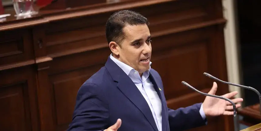 Yoné Caraballo en una de sus intervenciones en el Parlamento autonómico.