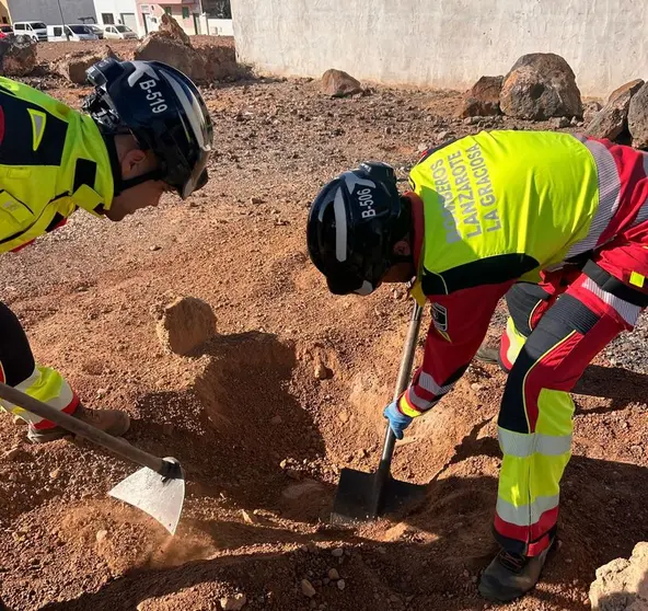 Momento en el que los bomberos desentierra al perro