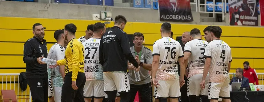 Jugadores del San José Obrero recibiendo instrucciones en su visita a Alcobendas.
