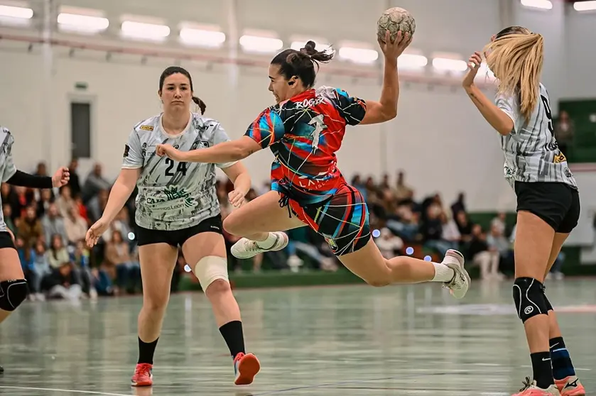 Brenda Roger penetrando la defensa rival.