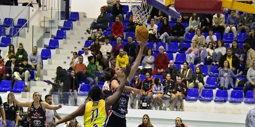 Imagen de archivo de una jugadora del Magec Tías realizando un lanzamiento.