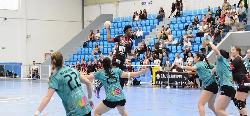BALONMANO. SAN JOSÉ OBRERO - MISLATA (2). Jugadora del San José Obrero realizando un lanzamiento contra al defensa del Mislata.
