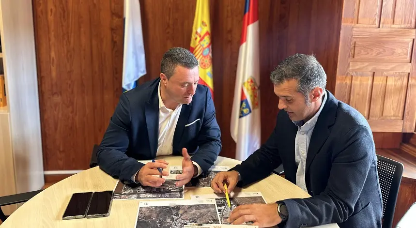 Encuentro mantenido entre el alcalde de Yaiza, Óscar Noda, y el vicepresidente de la Asociación de Directores de Recursos Humanos de Canarias, David Ayala.