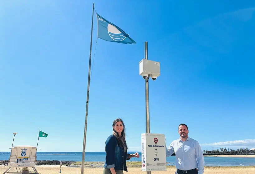 El alcalde de Arrecife, Yonathan de León, y la concejala de Playas, Davinia Déniz, hoy en la playa de El Reducto presentando el Punto de Emergencias
