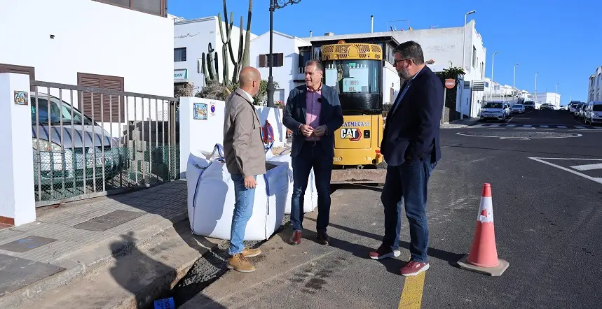 Raúl de León e Isidro Pérez junto a Domingo Cejas en la obra de nueva canalización de aguas de San Bartolomé.