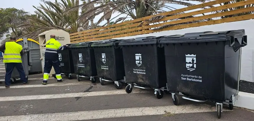 Foto detalle de la renovación de los contenedores en San Bartolomé