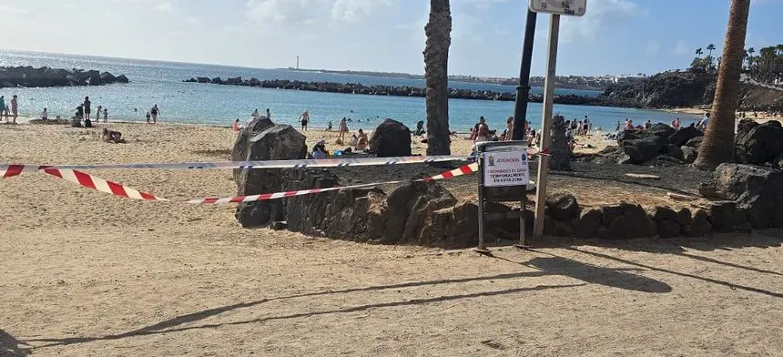 Imagen del precinto puesto en la playa