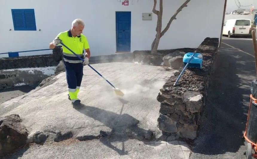 Imagen de uno de los trabajadores durante la labor de limpieza