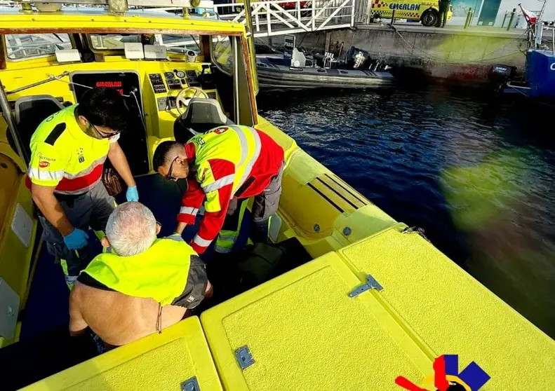Voluntarios de EMERLAN atienden al hombre rescatado.