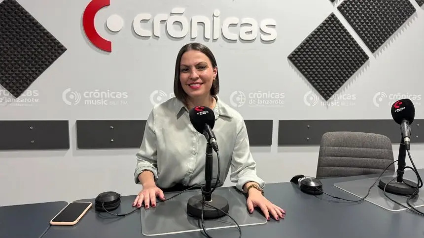 Migdalia Machín en el estudio de Crónicas Radio.