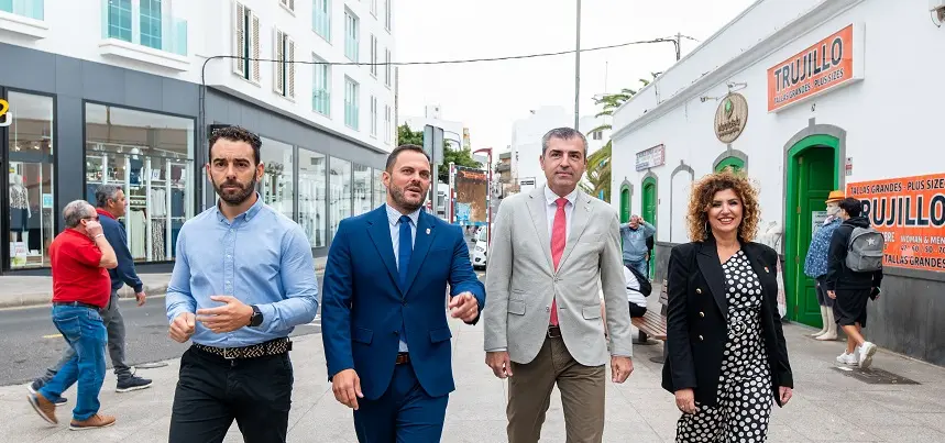 El vicepresidente del Gobierno de Canarias, Manuel Domínguez, y el alcalde de Arrecife, Yonathan de León, anuncian las nuevas obras en la zona Comercial Abierta de Arrecife