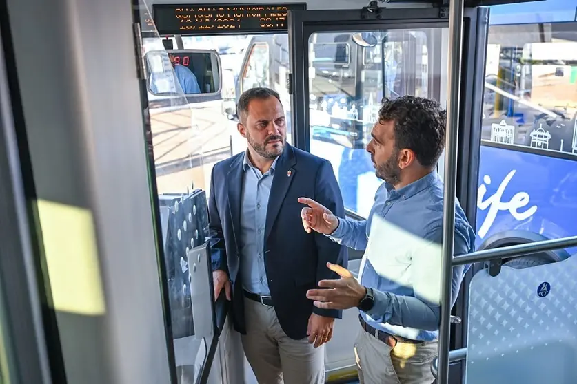 El alcalde de Arrecife, Yonathan de León, y el concejal de Movilidad y Transportes, Mario González, en una de las guaguas nuevas