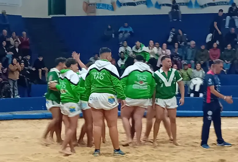 Los luchadores del Tao en el momento de proclamarse campeones
