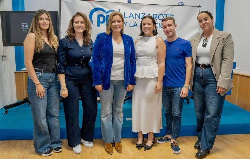 La presidenta del PP de Lanzarote con el nuevo equipo que llevará la parte juvenil de la formación