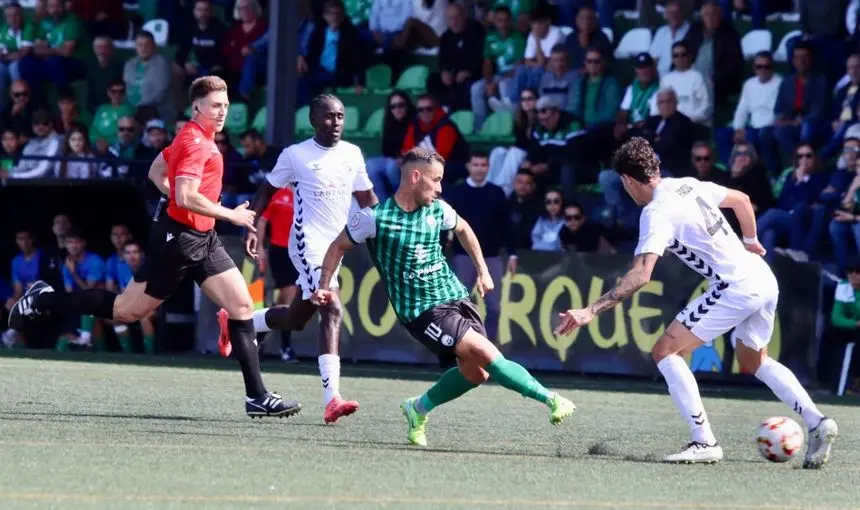 Imagen de una de las jugadas del emocionante encuentro