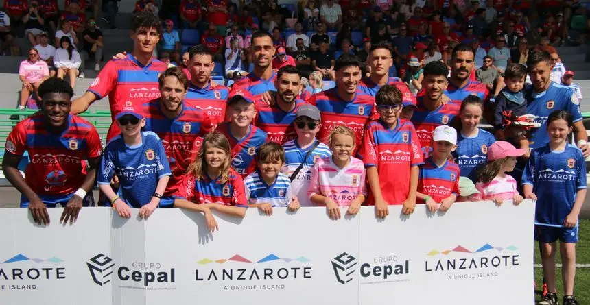 Los jugadores rojillos con parte de sus aficionados más jóvenes